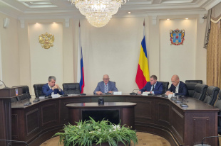 25.06.2026 в министерстве строительства, архитектуры и территориального развития Ростовской области под председательством Куц С.В. с участием ГАУ РО «Государственная экспертиза проектов» проведена рабочая встреча с представителями застройщиков
